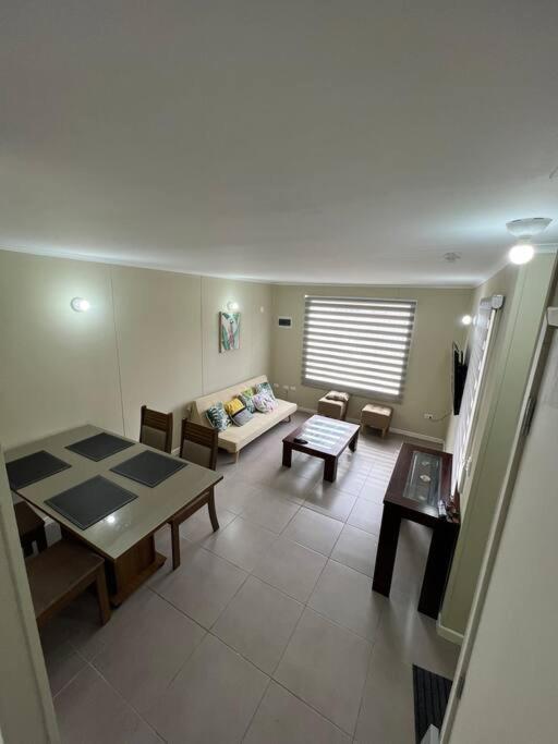 蒙特港Casa Nueva 3 dormitorios 2B的客厅配有桌子和沙发