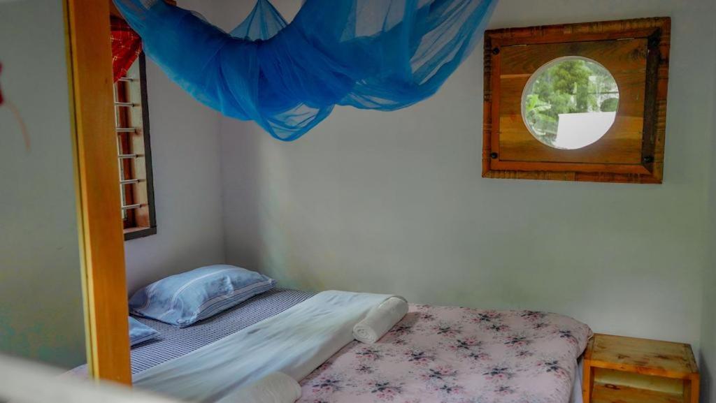 LushotoSteven and Dayness homestay的一间小卧室,配有双层床和窗户