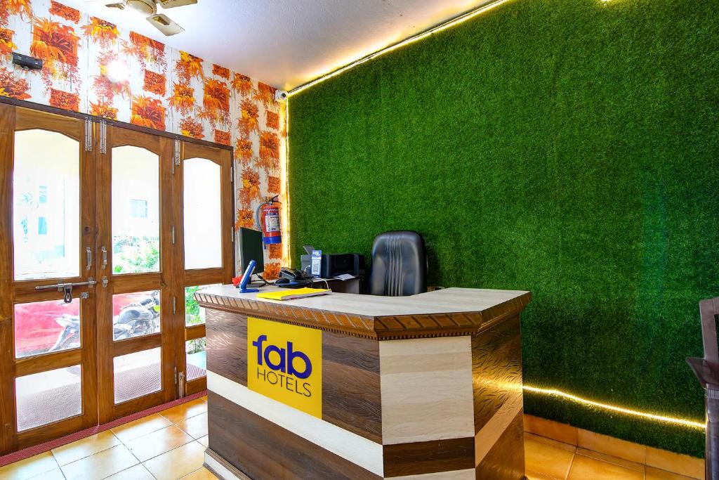 普里FabHotel Bollywood 2.0的办公室,带绿色墙壁的桌子