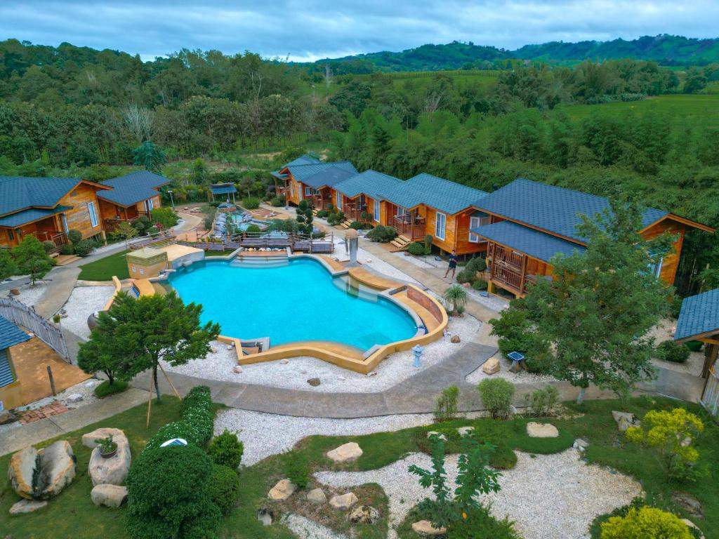 考科Soundless Resort的享有度假村游泳池的空中景致
