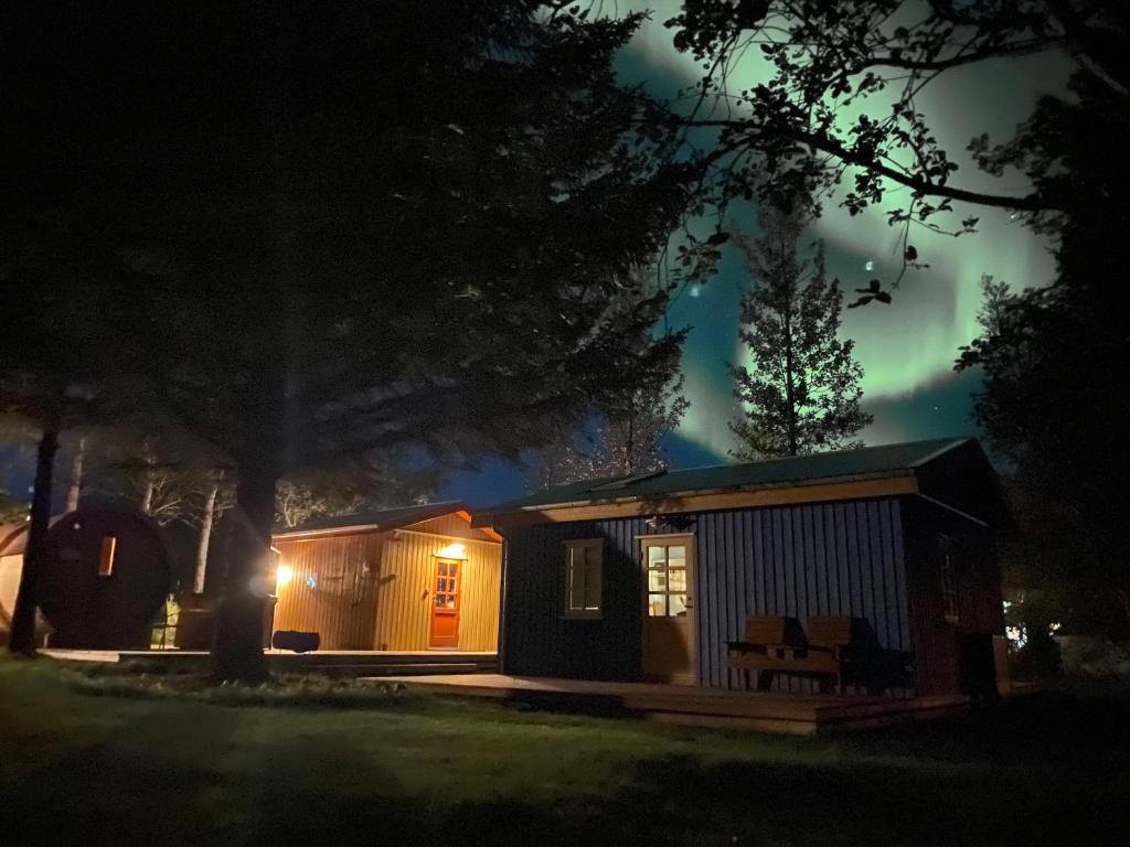 惠拉盖尔济Backyard Village的夜间带灯的小小屋