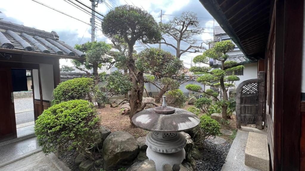 大阪関空和風庭園豪邸的一座花园,在一座建筑前设有一个鸟浴池