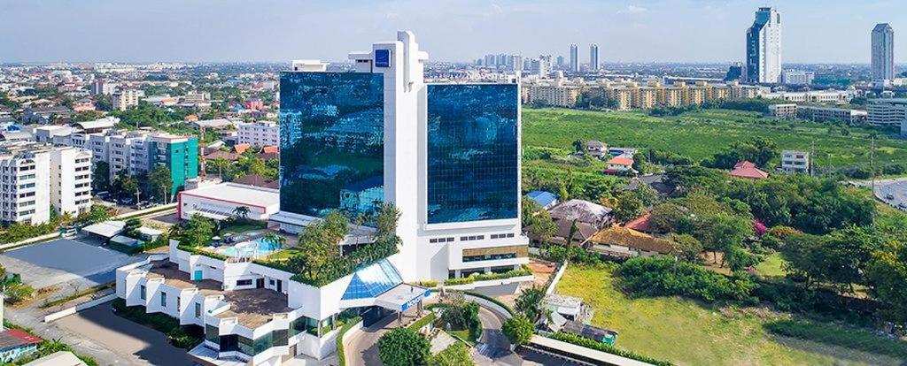 曼那曼谷班纳诺富特酒店的城市中一座大建筑的空中景观