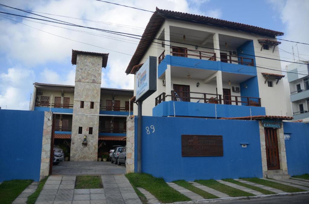 阿拉卡茹Pousada dos Caminhos的前面有蓝色围栏的建筑