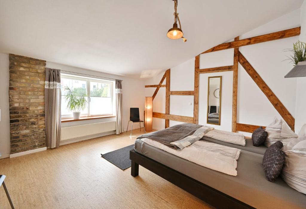 施特拉尔松德Zur Alten Schmiede的一间卧室设有一张大床和一个大窗户