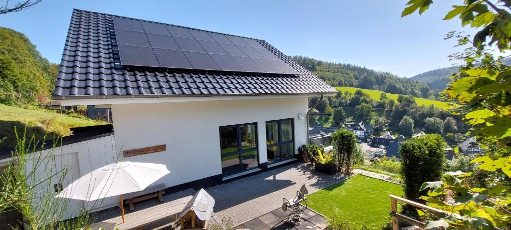 温特贝格Villa Silberberg的屋顶上设有太阳能电池板的房子