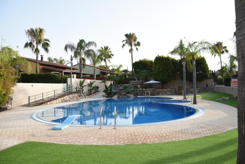 里瓦-罗哈德图里亚Holiday Home Valencia的庭院里带滑梯的大型蓝色游泳池