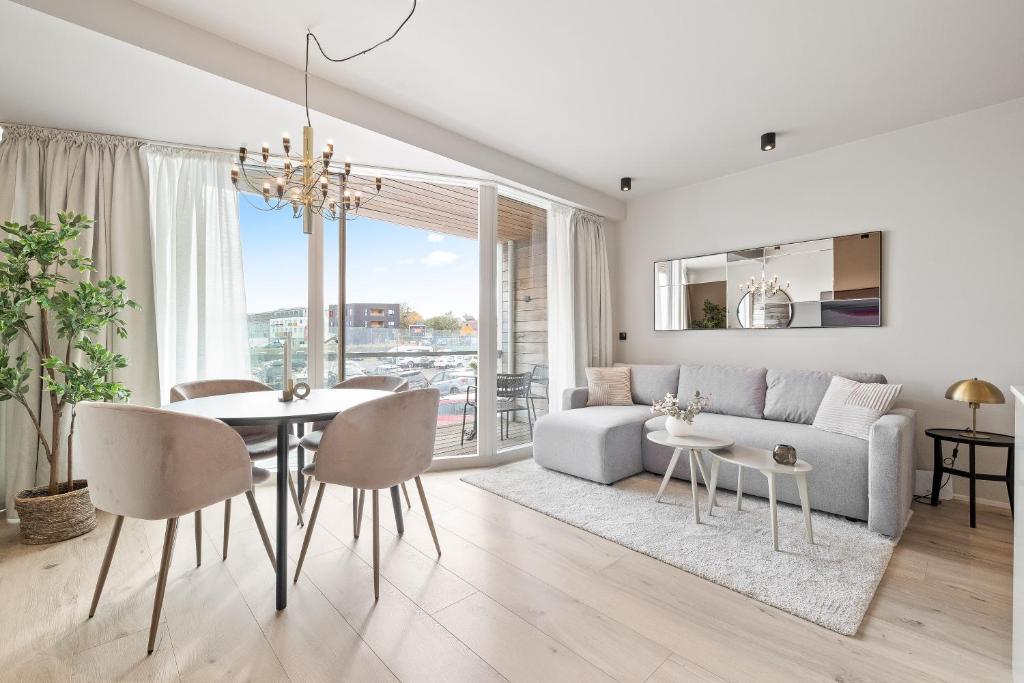 雷克雅未克Brand New Downtown Harbor Apartment的客厅配有沙发和桌子