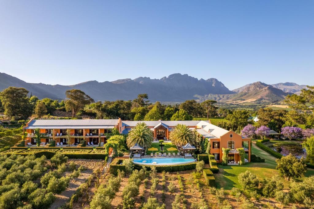 弗朗斯胡克住宿旅馆的享有带游泳池的度假村的空中景致