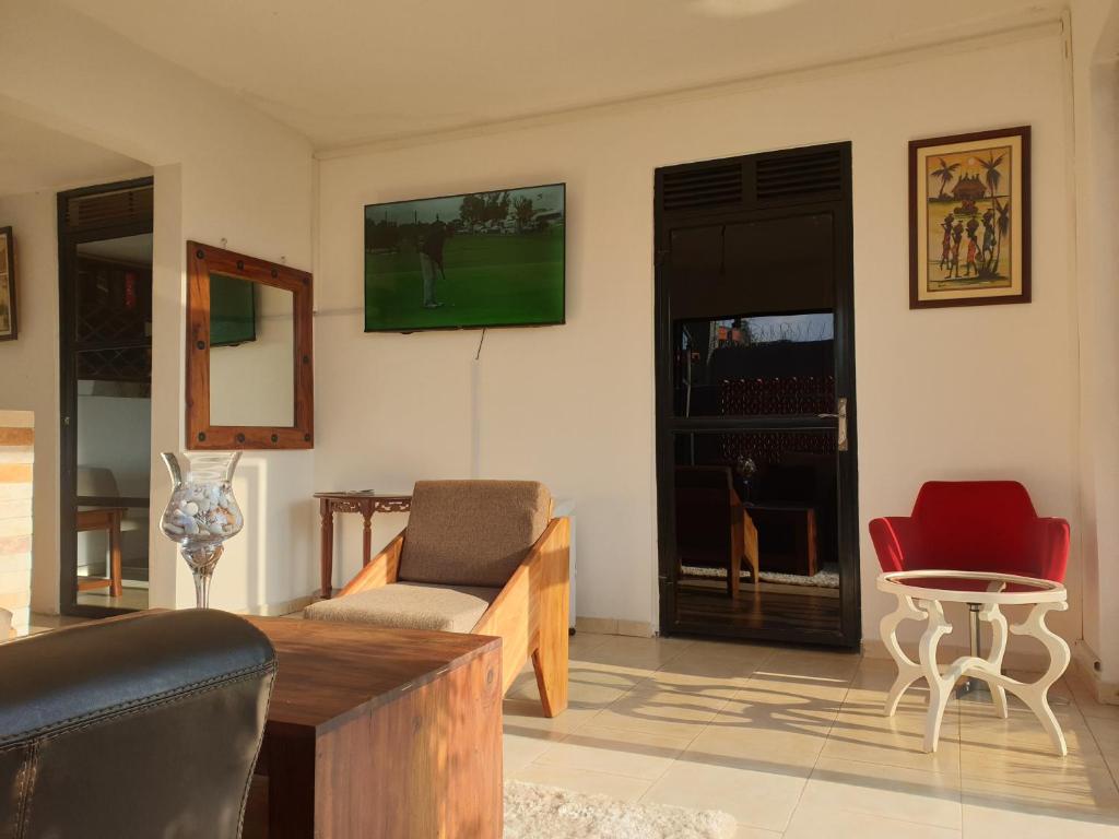 KigoRosa negra kampala的客厅配有沙发和桌子