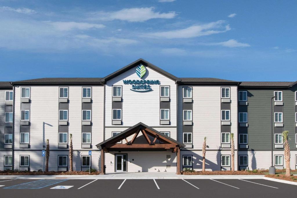 萨凡纳WoodSpring Suites Savannah Pooler的停车场酒店 ⁇ 染