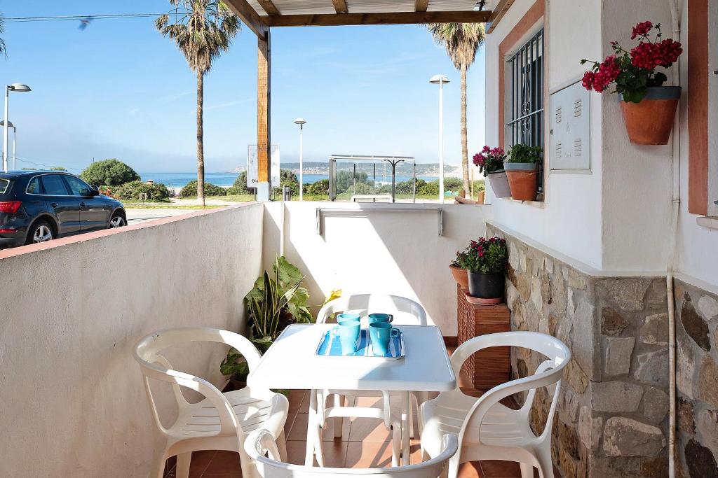 塔里法Casa Vistas al Mar Bolonia的海景露台配有桌椅