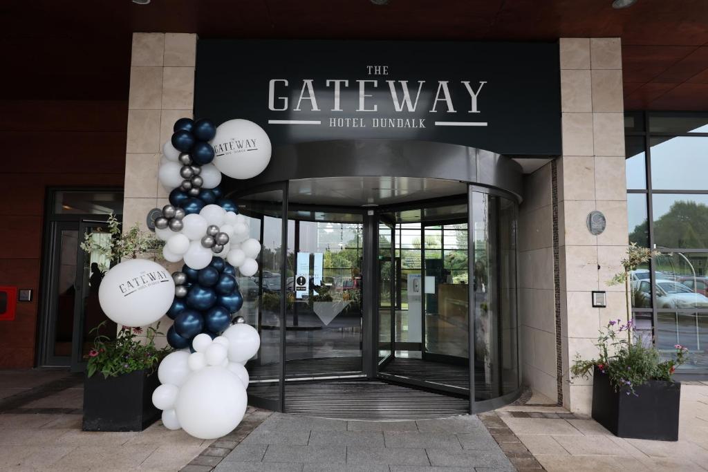 邓多克The Gateway Hotel的黑白气球大楼入口