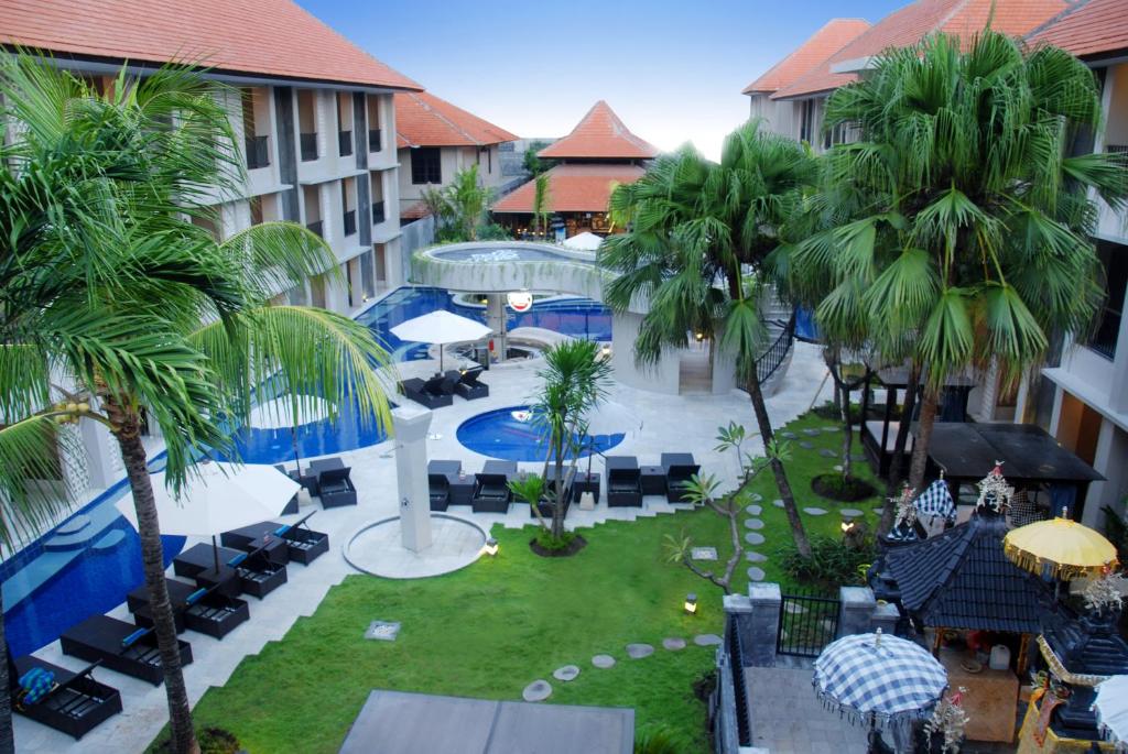 库塔格兰德巴龙度假酒店的享有度假村的空中景致,设有游泳池和棕榈树