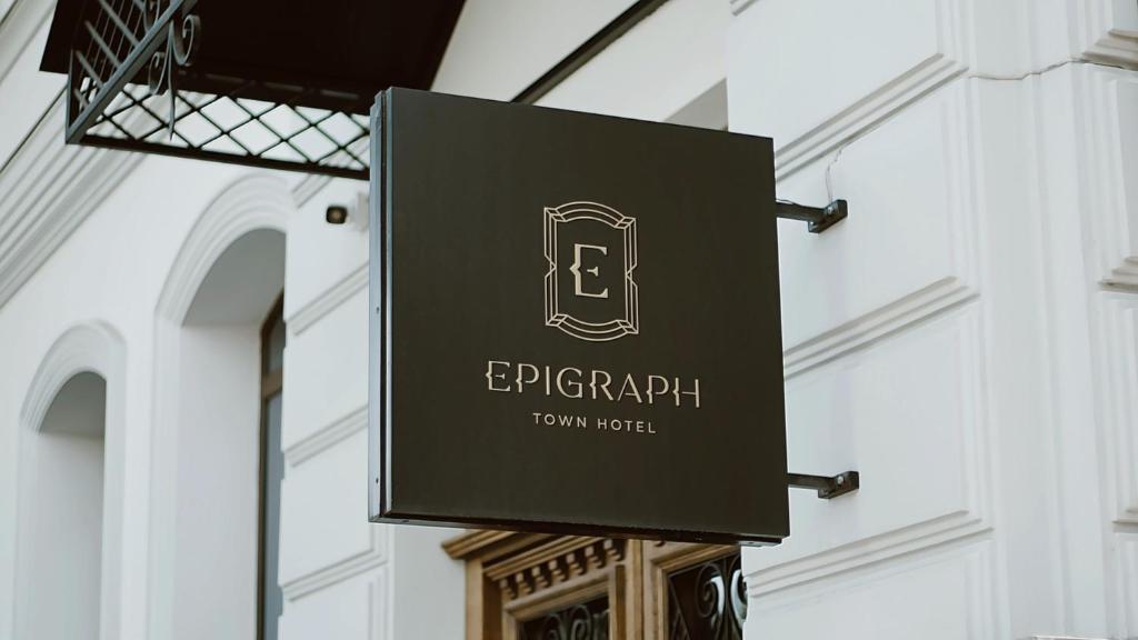 第比利斯EPIGRAPH Design Hotel的挂在建筑物边的标志