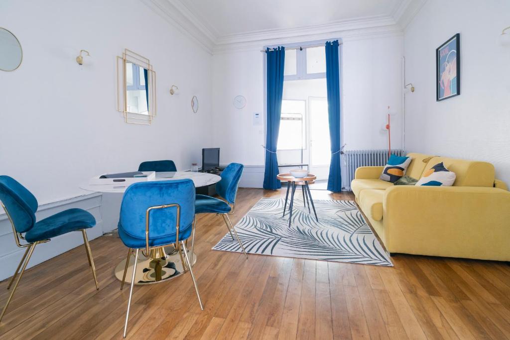 普瓦捷La Verrière by la Maison de Marc- Poitiers Centre - parking et terrasse的客厅配有黄色沙发和蓝色椅子