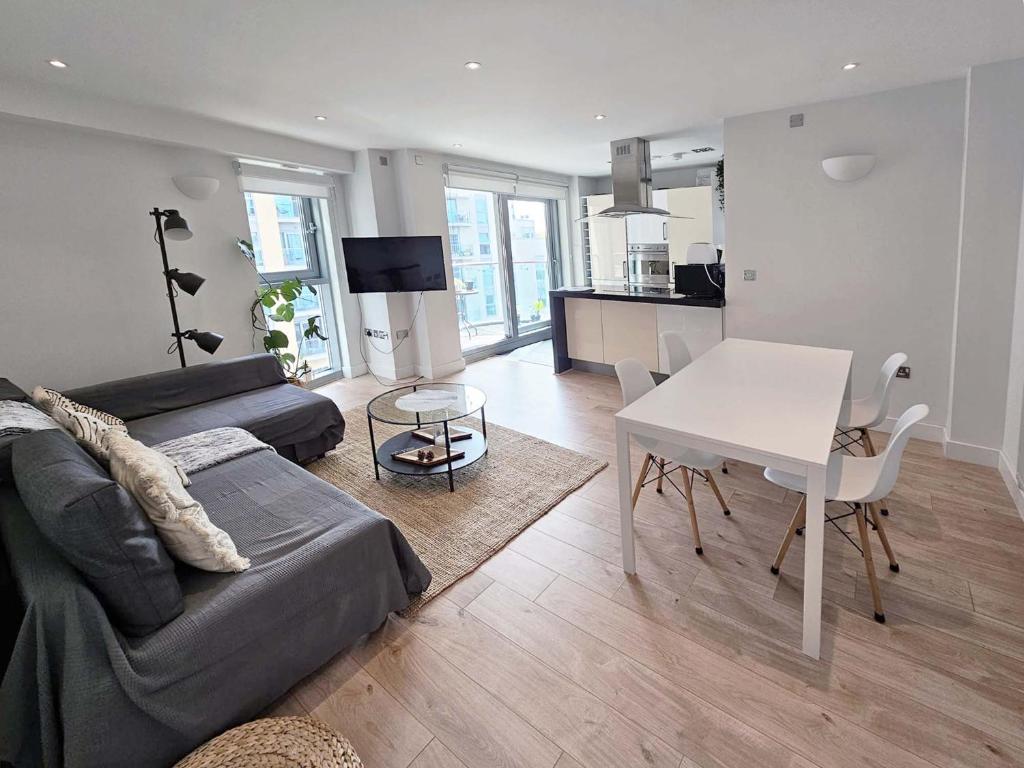 伦敦Beautiful 2 bedroom flat in Battersea的客厅配有沙发和桌子