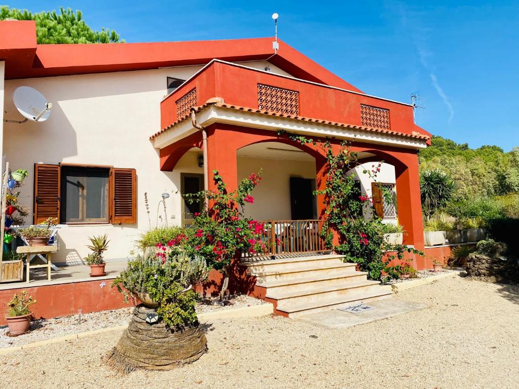 阿尔盖罗Casa Montjuic Mare & Passione的一座橙色和白色的小房子