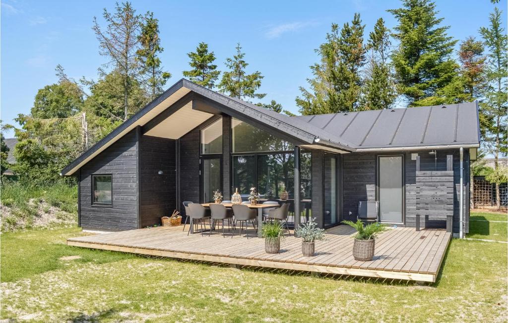 海松Nice Home In Hadsund With Kitchen的黑色组合式度假屋 - 带木甲板