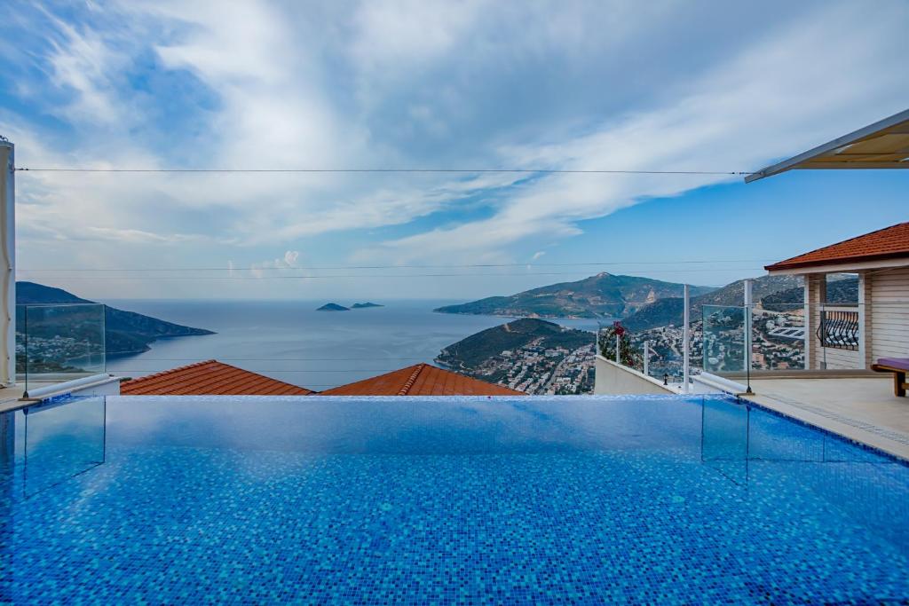 卡尔坎Lucida Villas - Kalkan Hills - Villas with Panaromic Sea View and Private Pool的海景游泳池