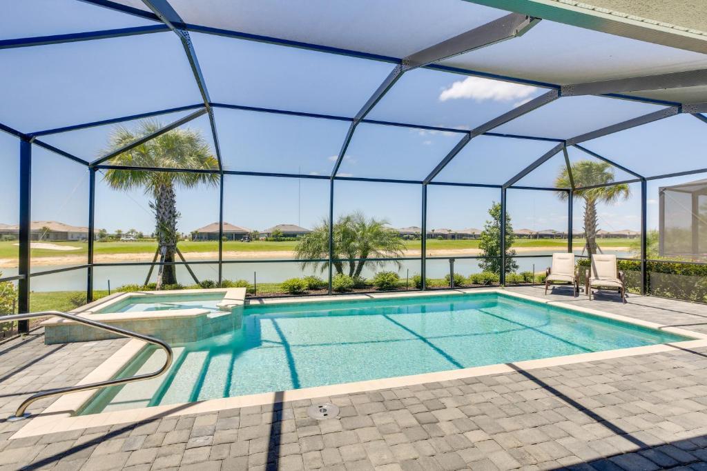 蓬塔戈尔达Punta Gorda Home with Lanai and Golf Course View!的一个带玻璃屋顶的室内游泳池