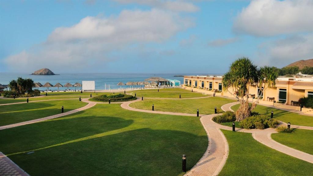 迪巴皇家海滩度假酒店的享有公园的背景海景