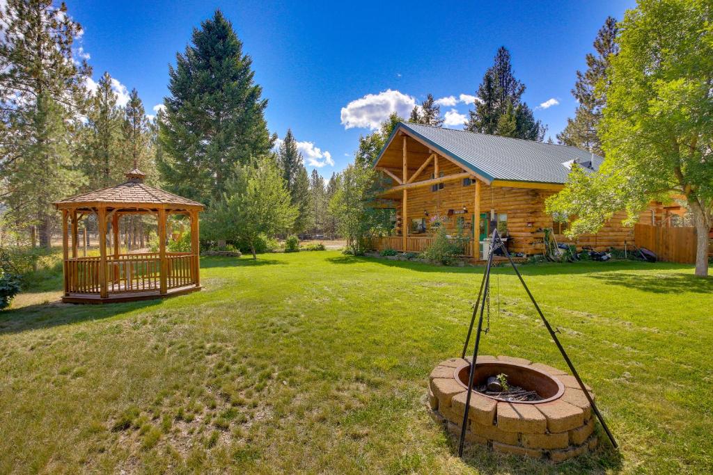 LibbyLibby Home with Mountain Views Gazebo and Fire Pit!的庭院内带凉亭的小木屋