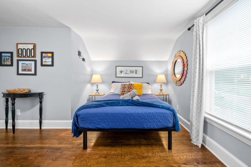 克拉克斯维尔The Loft At Madison Terrace - Private Unit的一间卧室配有一张带蓝色棉被的床