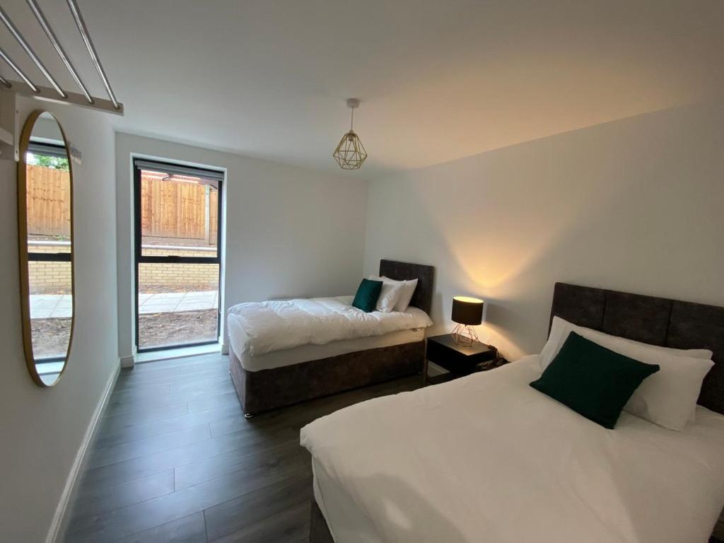 利物浦Hotel Tia的一间卧室设有两张床和窗户。