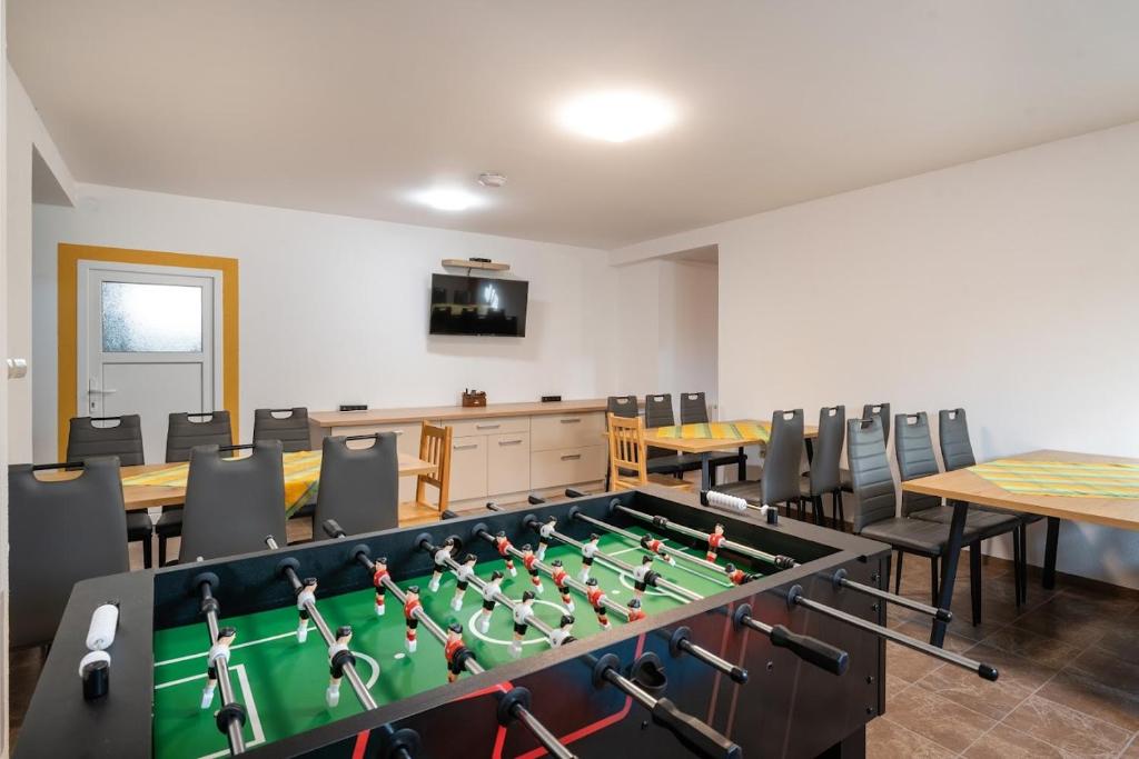 波达雅斯卡Rezidencia Podhájska的配有乒乓球桌和椅子的房间