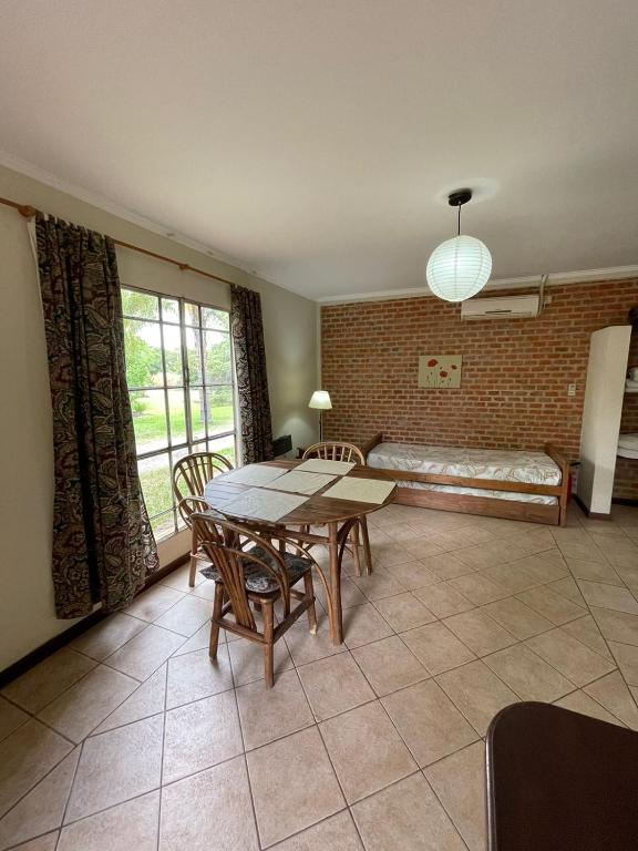 拉巴斯don isidro cabaña的客厅配有桌椅和1张床