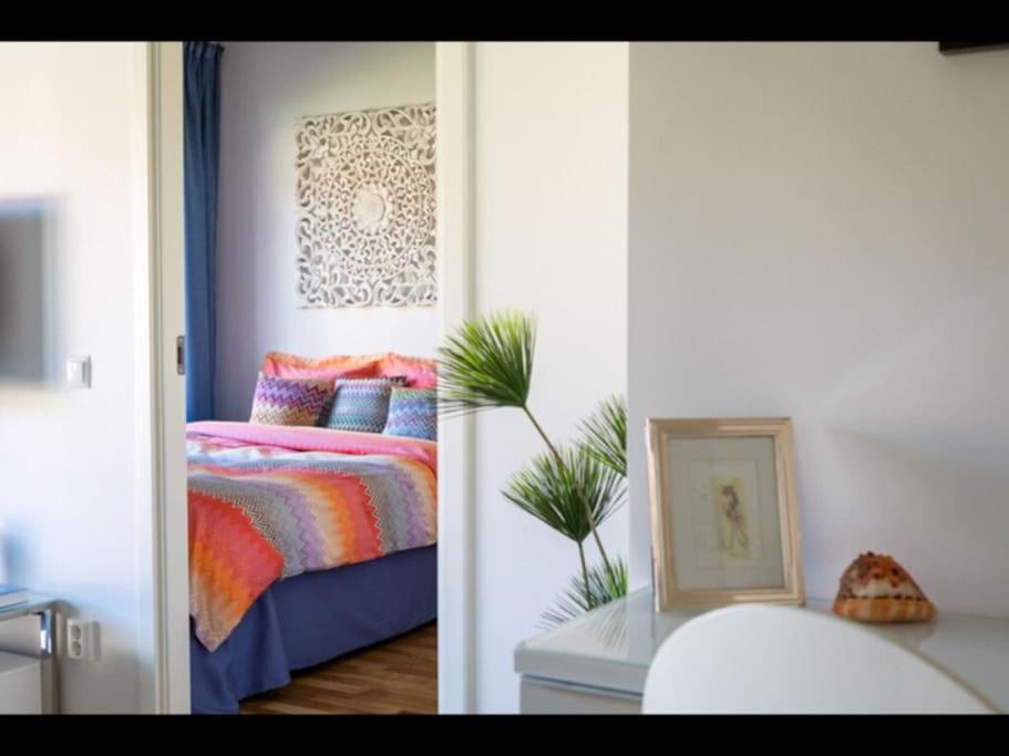 斯德哥尔摩Fresh and cosy apartment in the center of the city的卧室两张照片,配有一张床和一张桌子