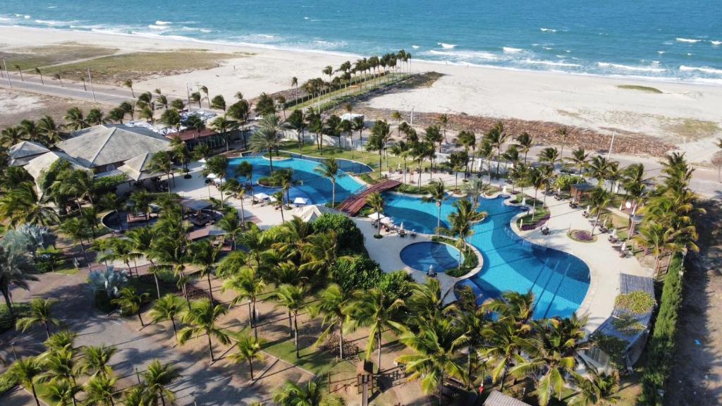 阿奎拉兹Golf Ville Resort Brisa do Golf -Apartamentos e Cobertura的享有度假村和海滩的空中景致