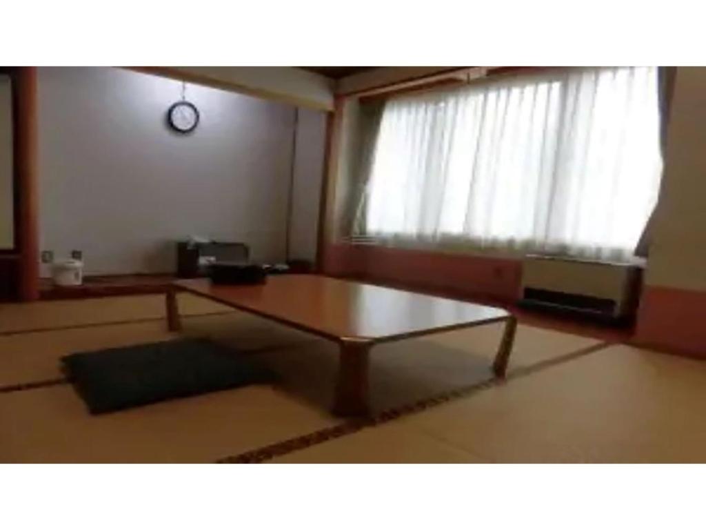 鱼沼市Asakusa Sanso - Vacation STAY 52021v的客厅配有咖啡桌和窗户