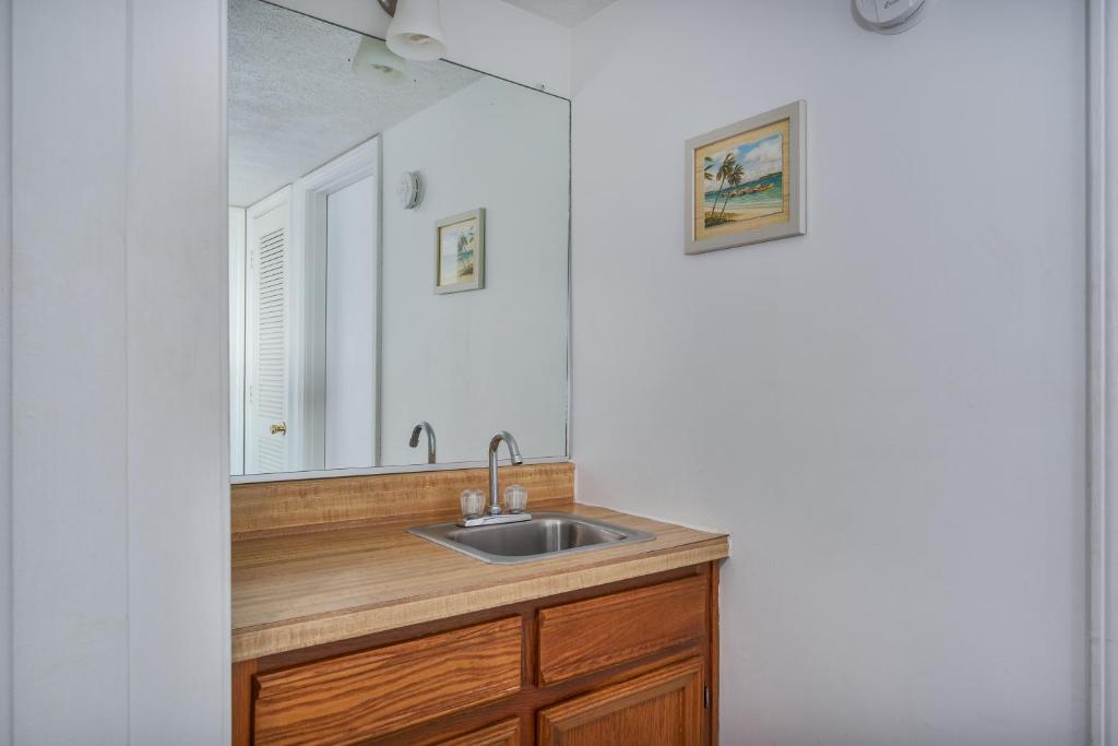 罗丹特7052 - Hatteras High 5B by Resort Realty的一间带水槽和镜子的浴室