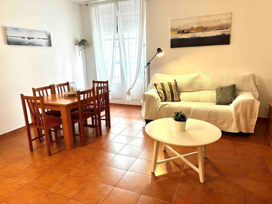 马塔罗Apartamento St Agustí - Centro的客厅配有沙发和桌椅