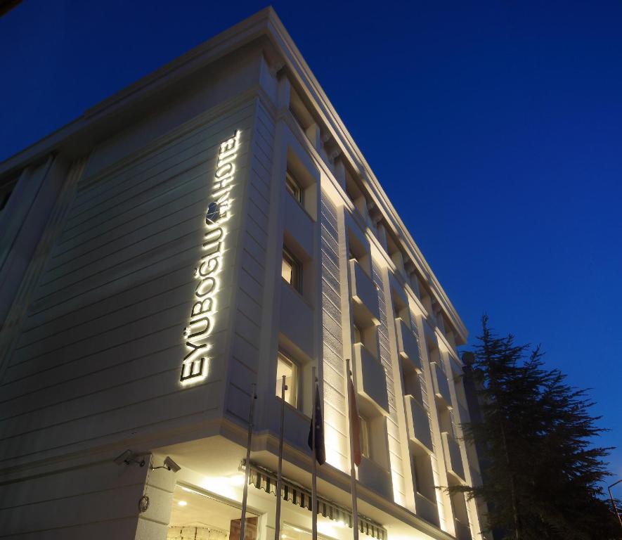 安卡拉耶幼砵姆酒店的一座建筑,上面标有酒店标志,晚上点亮