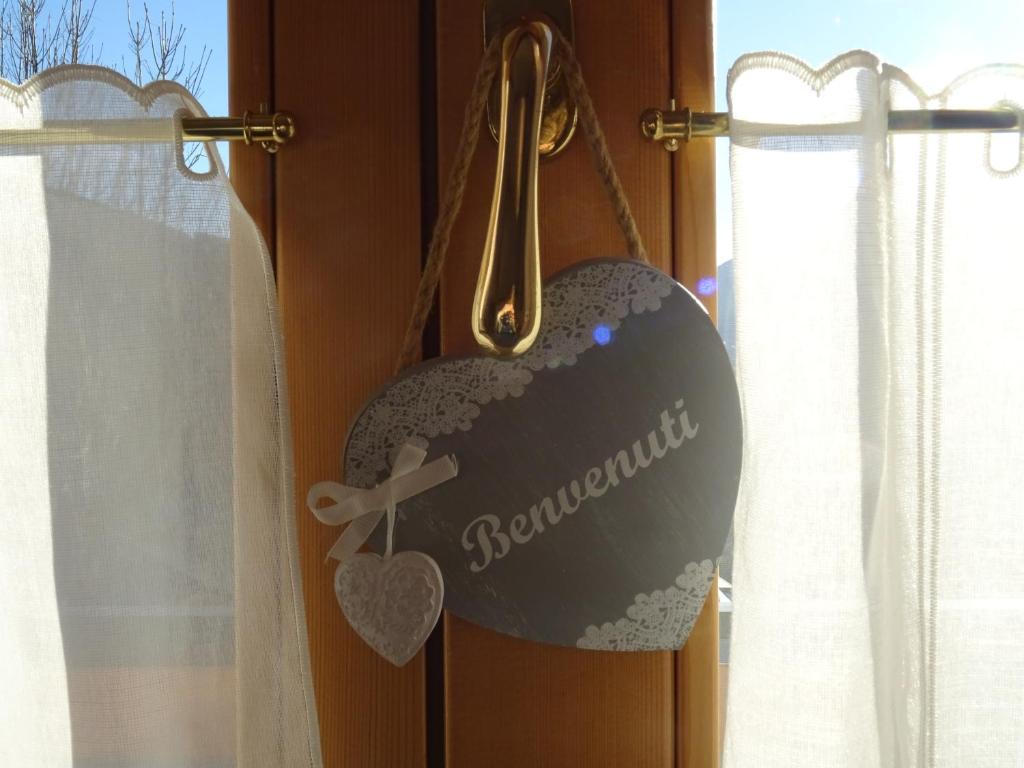 摩德纳迪-坎皮格里奥CASA VIDI的挂在门上的心形标志