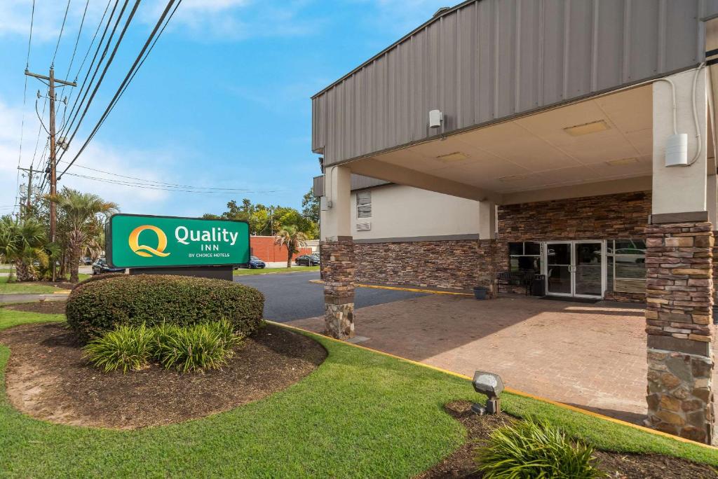 查尔斯顿Quality Inn Charleston - West Ashley的前面有标志的建筑