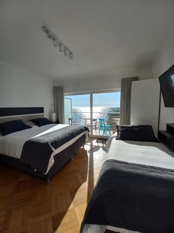 维纳德马Hotel Cocó Cochoa的一间带两张床的卧室,享有海景