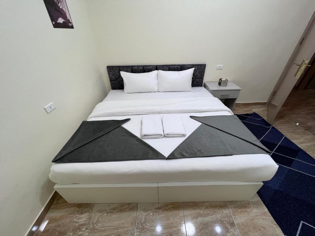 瓦迪穆萨Z3 Hostel的一间卧室,卧室内配有一张大床