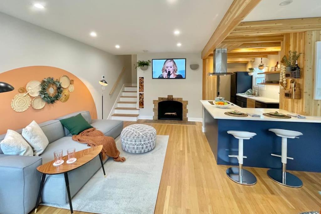西雅图Cabin Vibes Condo in North Capitol Hill的带沙发的客厅和厨房