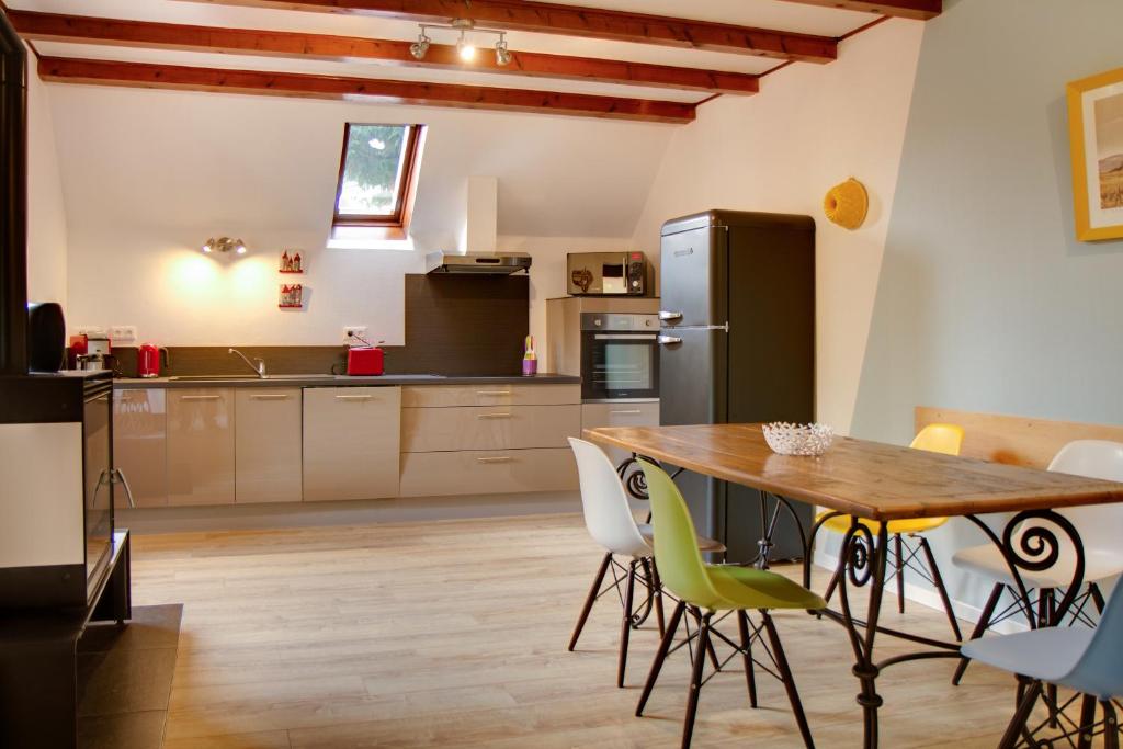 GertwillerLa Parenthese的厨房配有木桌和冰箱。