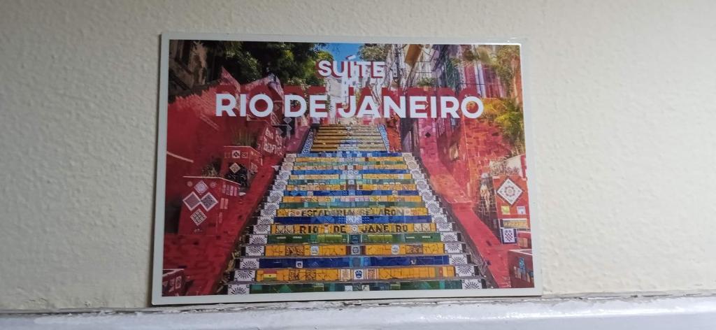 里约热内卢Lapa Bed and breakfast Apartamento Rio de Janeiro的一张带有里科·贝莫雷字的楼梯海报