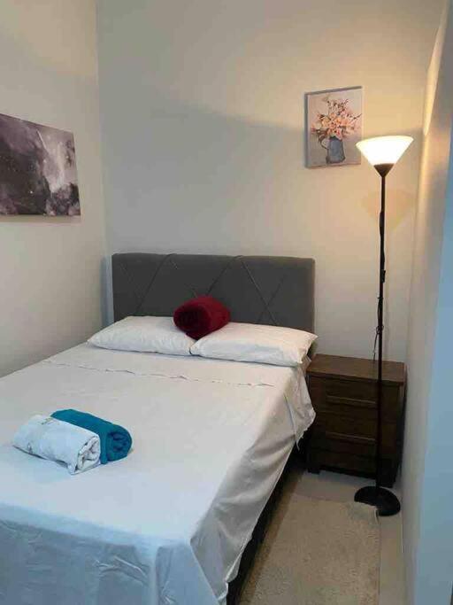 蒙蒂斯克拉鲁斯Apartamento encantador 6的一间卧室配有一张床和一盏灯