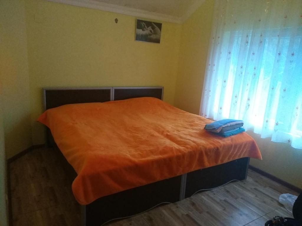 安塔利亚Homestay Guest House Dormitory Sleeping Rooms - BE MY GUEST的一张带橙色毯子的床