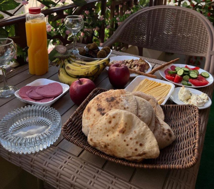 开罗Lucky Hostel的桌子上放着一篮面包和水果