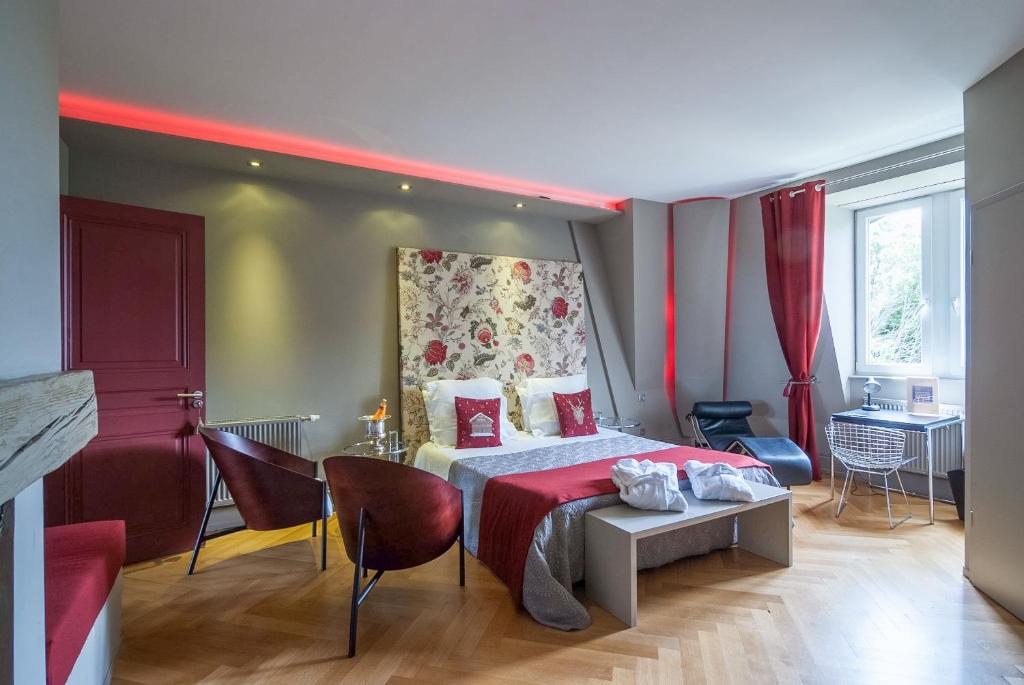 米卢斯Peonia at Home - Maison d'hôtes d'exception的卧室配有一张床和一张桌子及椅子