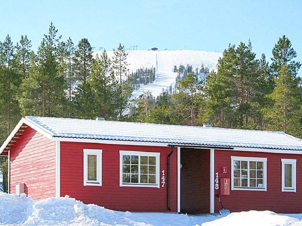 斯托滕Holiday home SÄLEN的雪中红房子,有树,有山