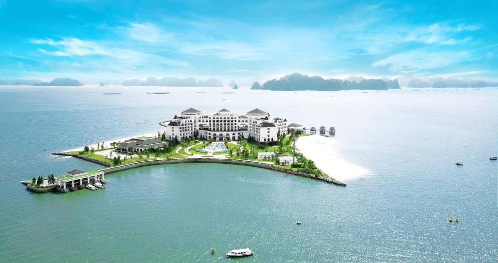 下龙湾Vinpearl Resort & Spa Ha Long的水中的一个岛,有一座大建筑